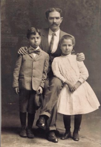 Alex Jacobowitz with children Alvin and Rose Helen, 1906