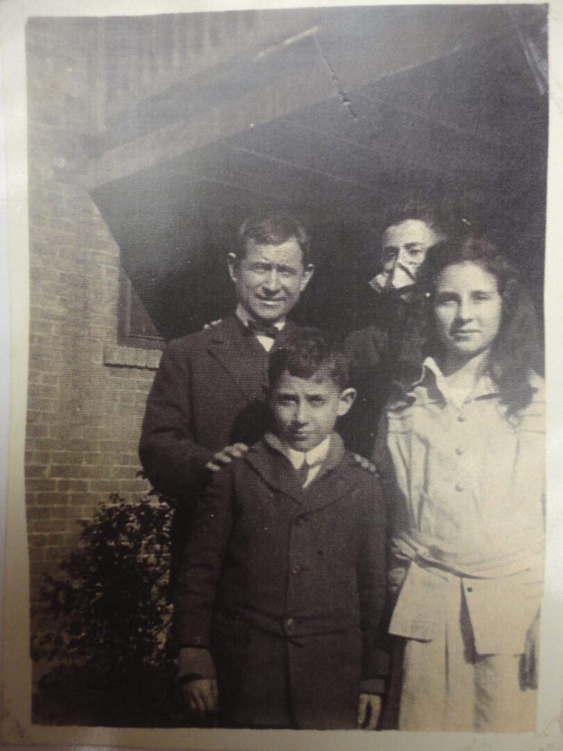 Joseph Mensdelsohn with his children Murdock, Max, and Polly, Jan. 2, 1918.