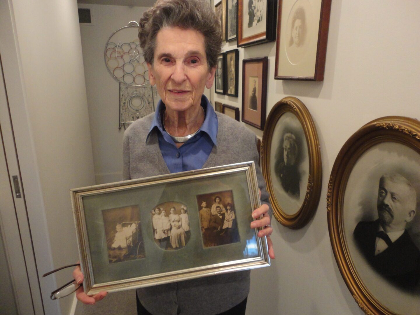 Marilyn Pilsk Hirschhorn, 2016, holding photos of her mother, Annie Schneider. Author's photo.