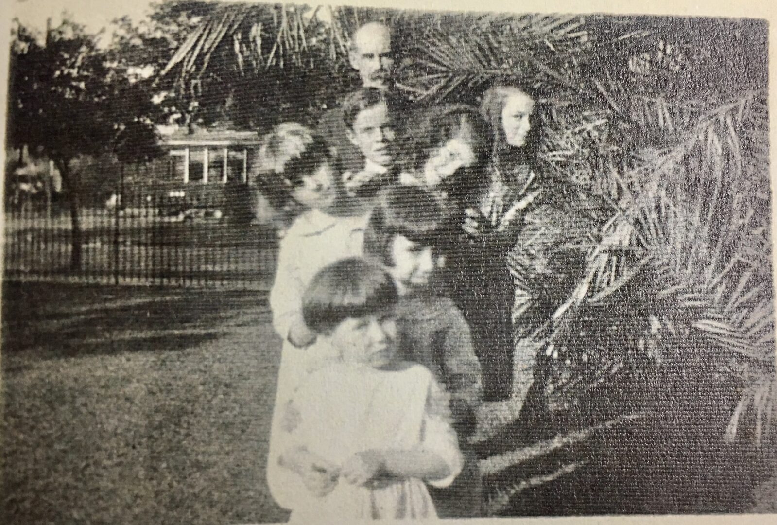 Joseph Tannenbaum and his children, at the Home, 1919