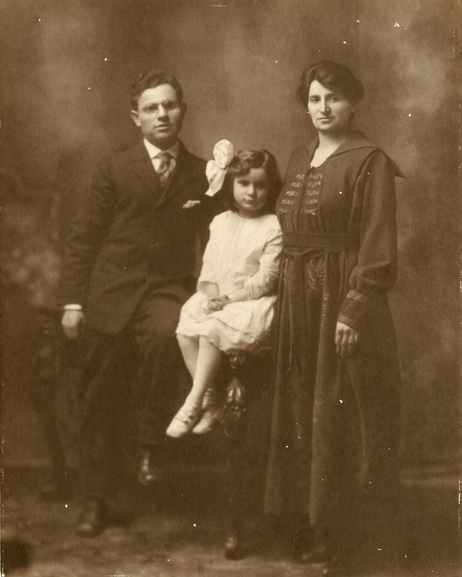 Ben and Mattie Herzog Gold with Sarah, 1918