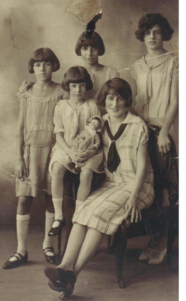 Cryss (Ida), Hilda (with doll), Ray, Tabbie (seated), and Anne Crystal, 1926